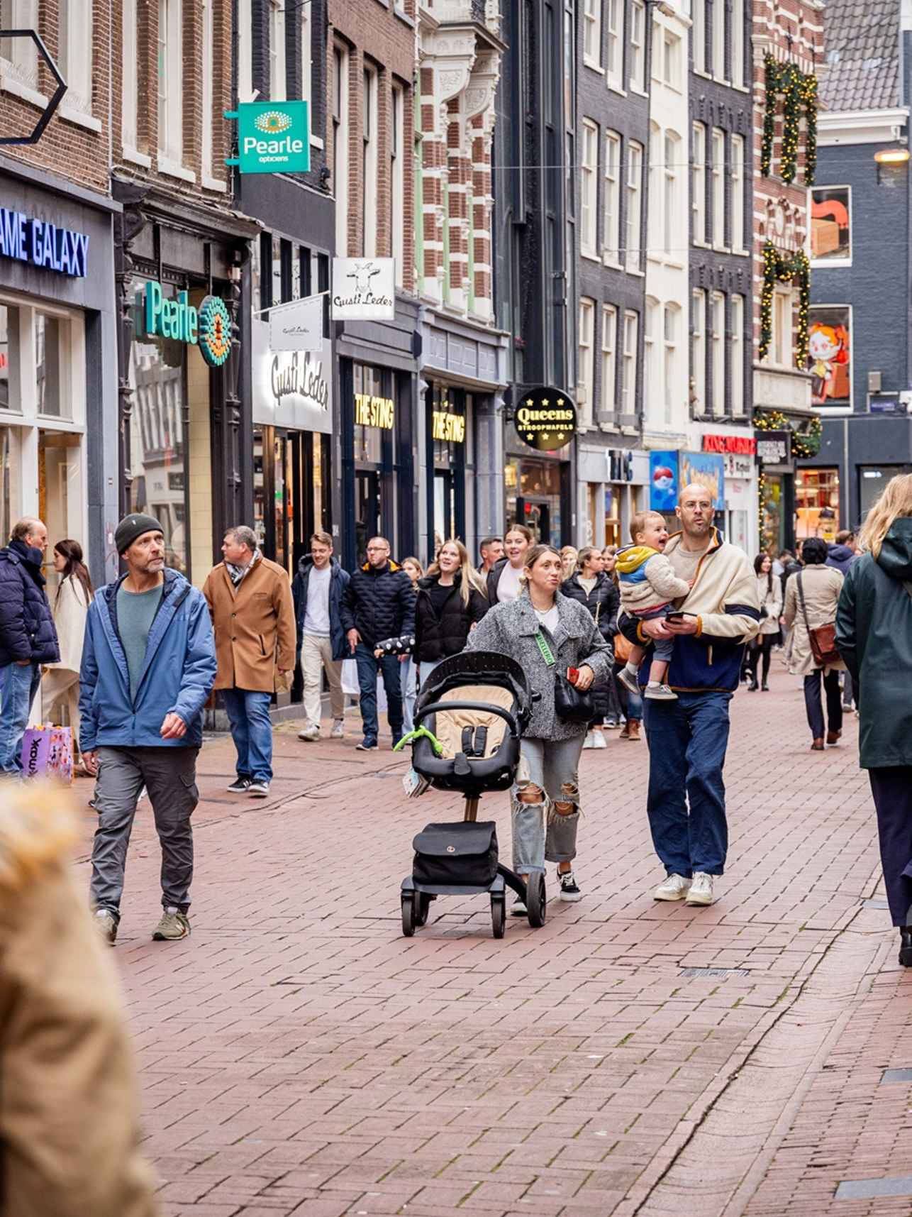 winkelende mensen kalverstraat