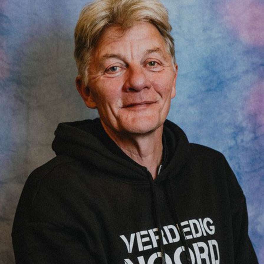 Chris Keulemans met een zwarte hoodie waar 'Verdedig Noord' op gedrukt staat