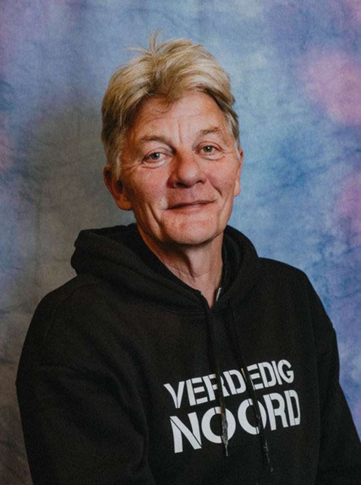 Chris Keulemans met een zwarte hoodie waar 'Verdedig Noord' op gedrukt staat