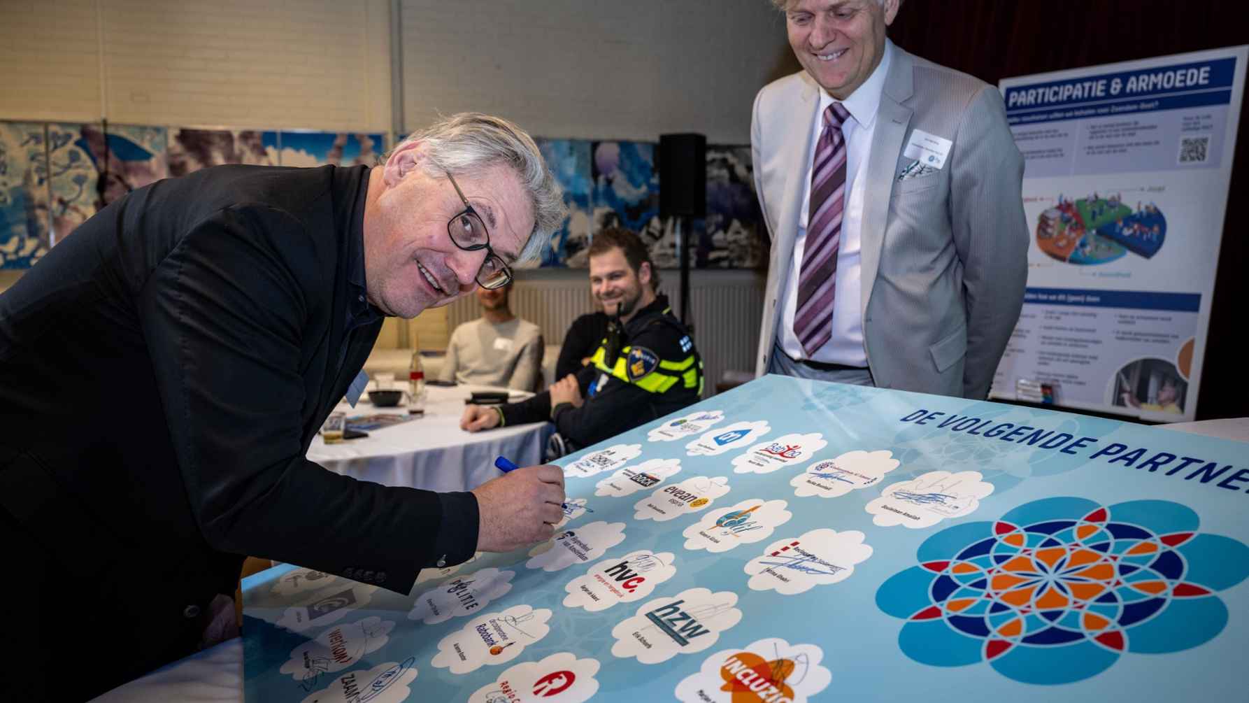 Decaan Jean Tillie tekent Pact Zaandam-Oost