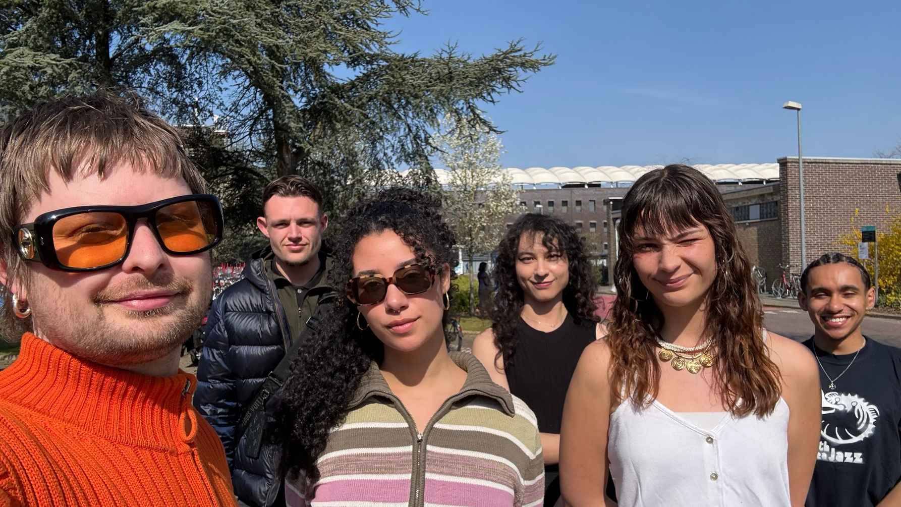 Docent Niek Putman en vijf studenten