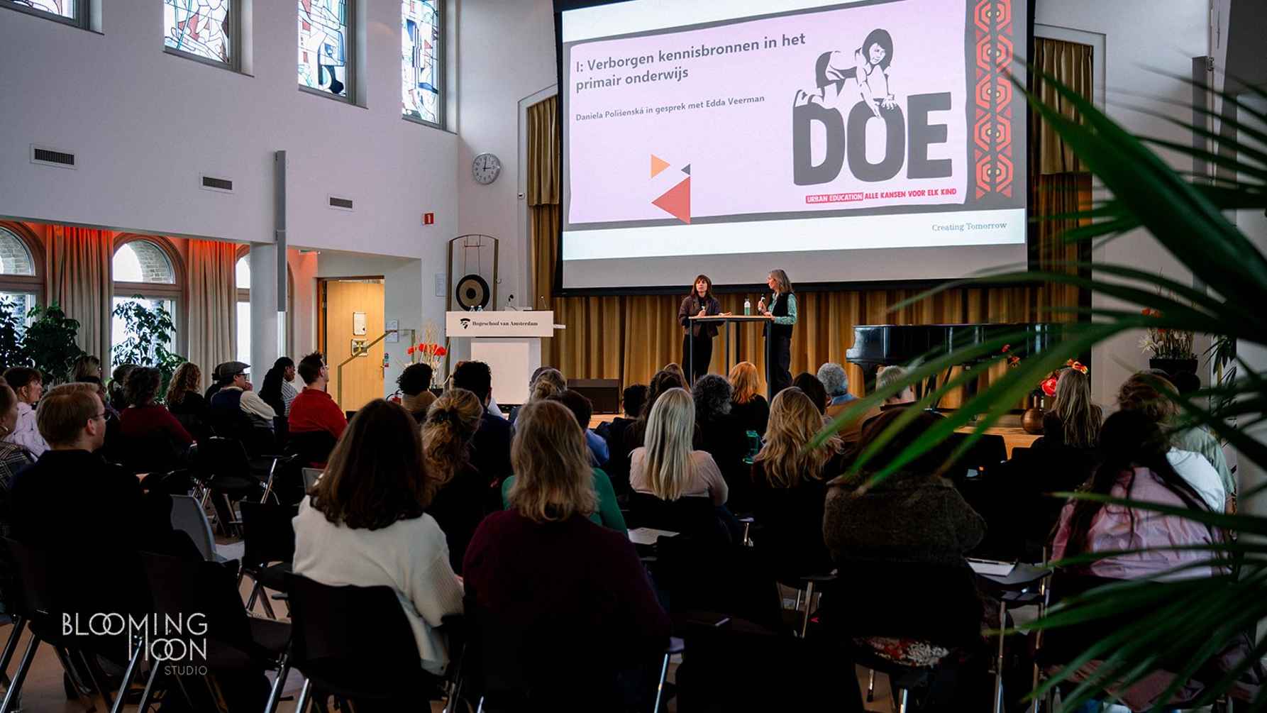 • Primair Onderwijs: Daniela Polišenská (programmaleider Verborgen Kennisbronnen) ging in gesprek met onderzoeker Edda Veerman over manieren om de vaak onzichtbare kennis van basisschoolleerlingen zichtbaar te maken en betekenisvol te gebruiken in de klas.