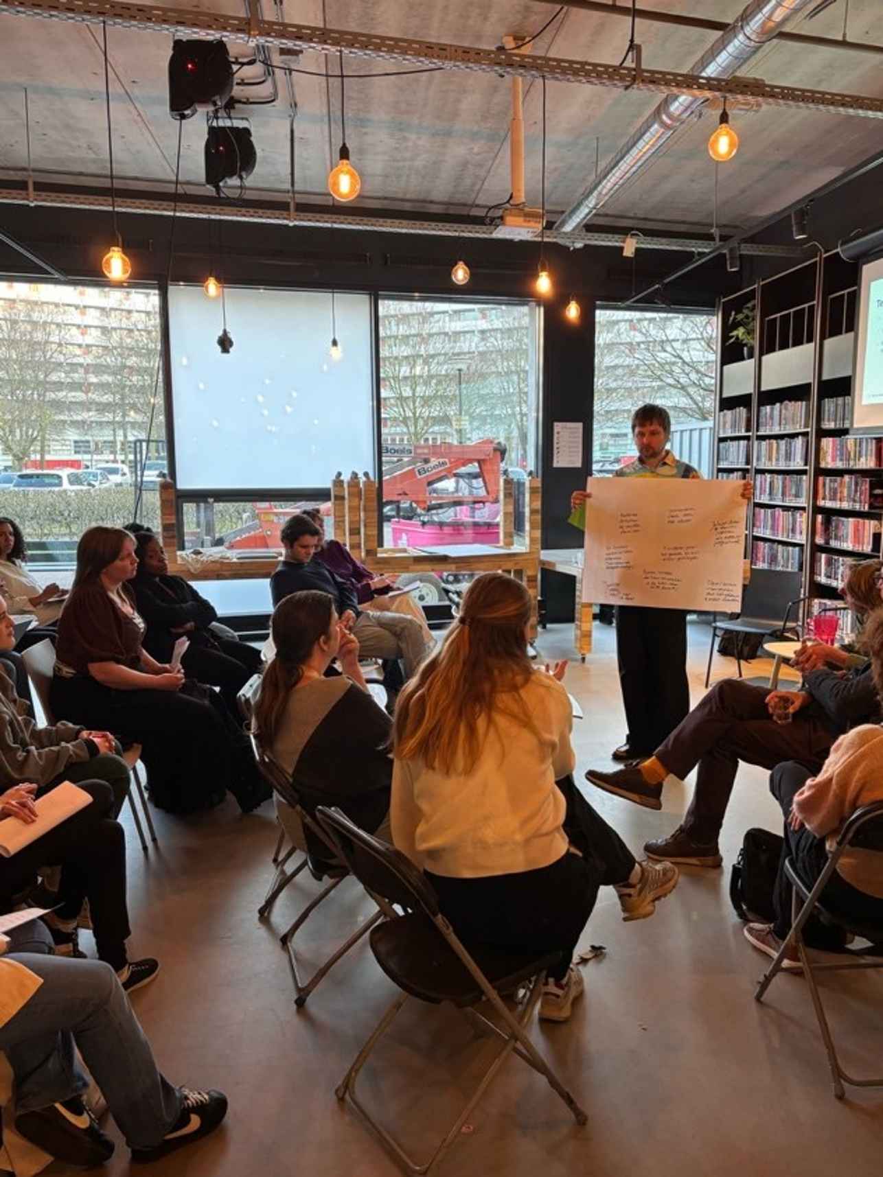 Om deze vragen te verkennen, organiseerde het Centre of Expertise Urban Education op 10 maart een bijeenkomst in de Buurtcampus Zuid-Oost. Aanleiding was het recent verschenen VU-rapport ‘Achterstelling en discriminatie in het Amsterdamse onderwijs’ (2024) van onderzoekers Maurice Crul, Carl Steinmetz en Frans Lelie. Zij verzamelden tientallen ervaringen van leerlingen en hun moeders van kleur en/of met een migratieachtergrond over hoe racisme in het onderwijs doorwerkt.