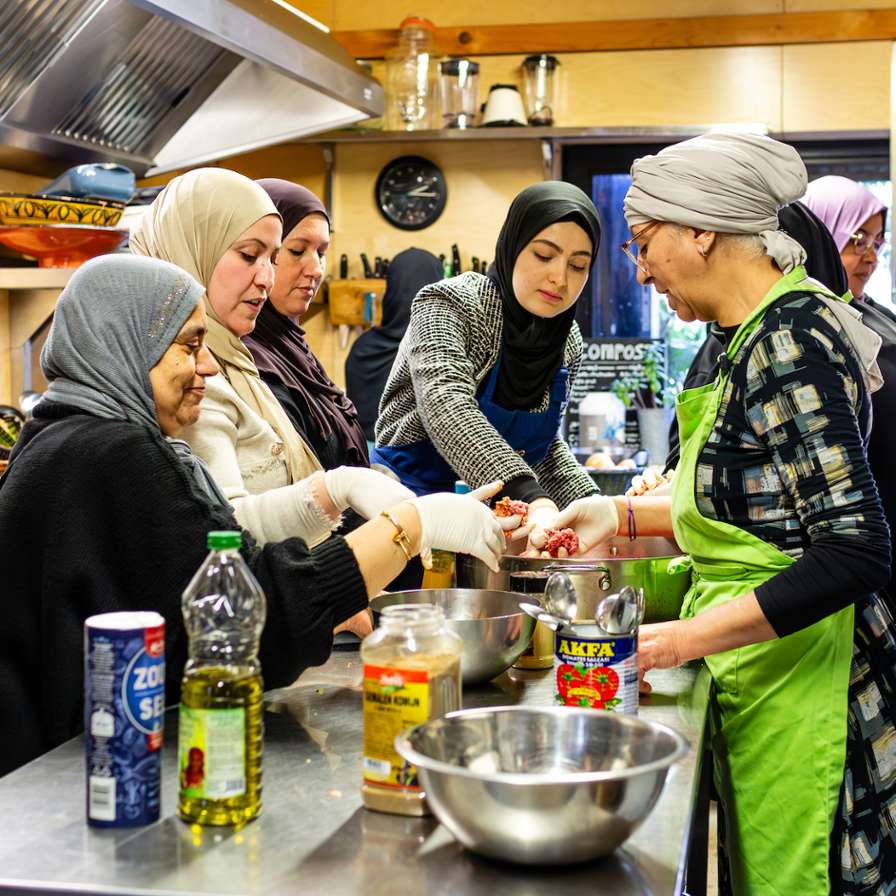 vrouwen koken in wijkcentrum Wildemansbuurt LION living lab