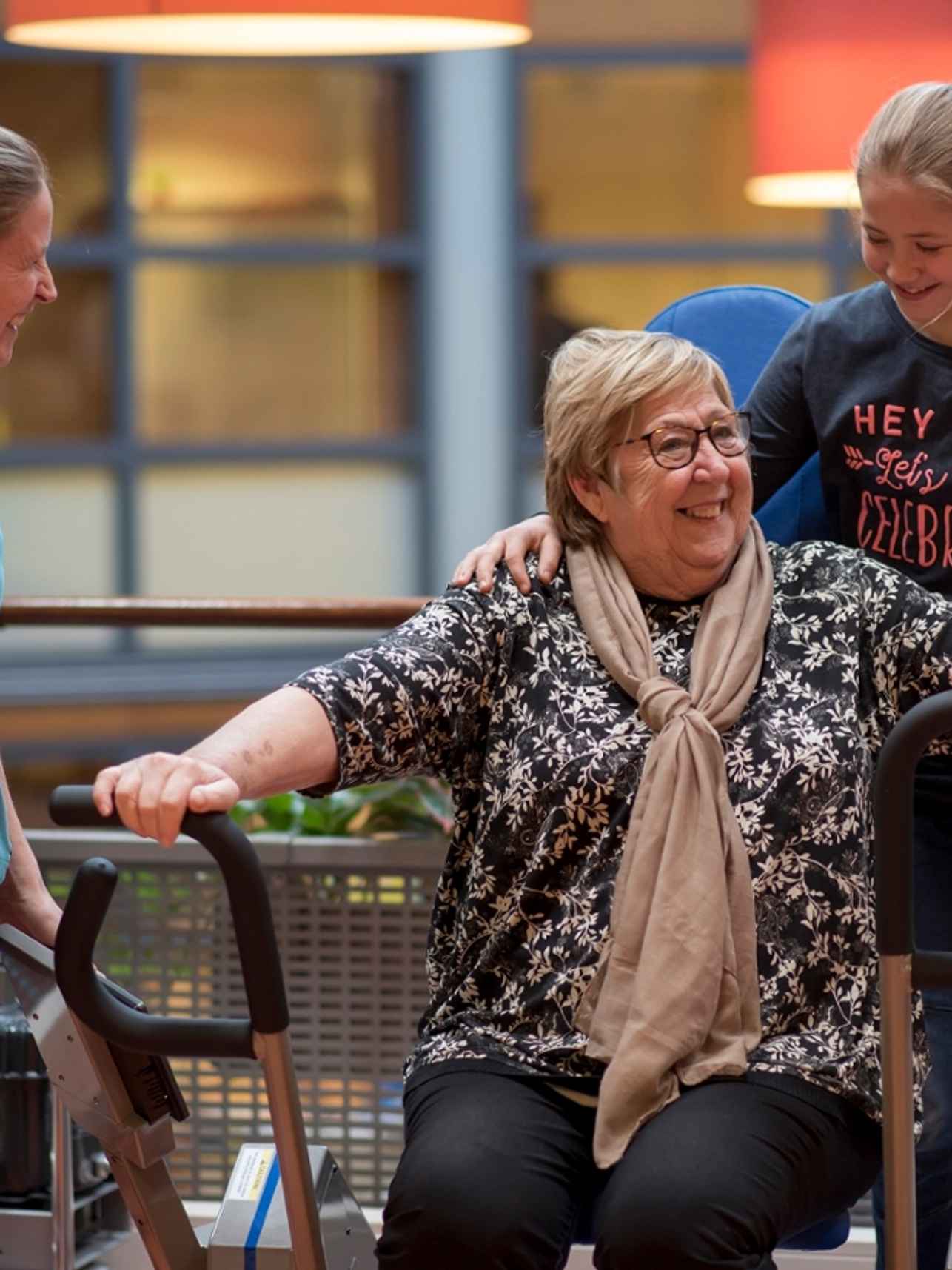 HvA-student en zorgmedewerker bij vrouw op revalidatie apparaat
