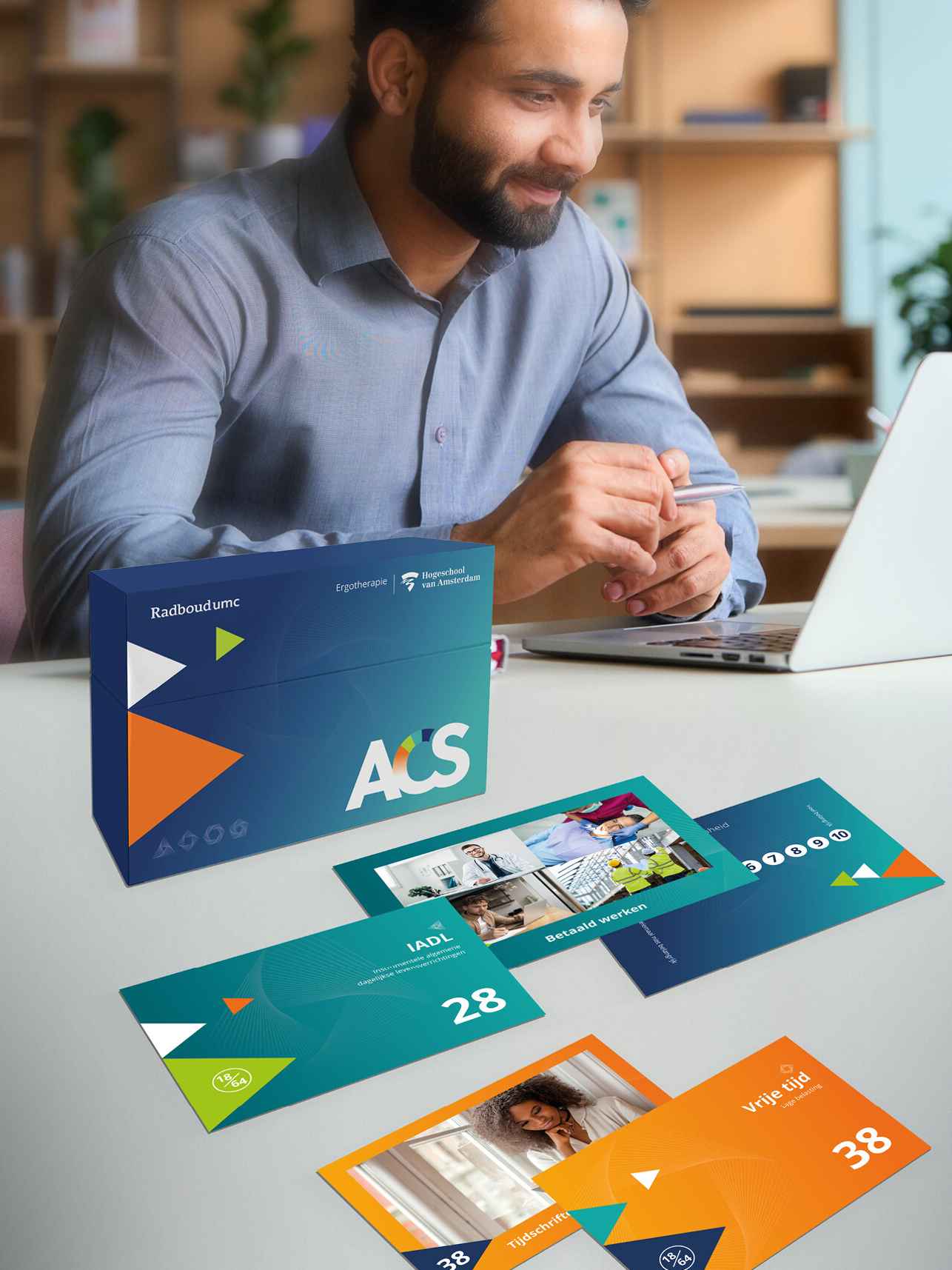 man achter laptop met kaartenset Activity Card Sort (ACS) op tafel
