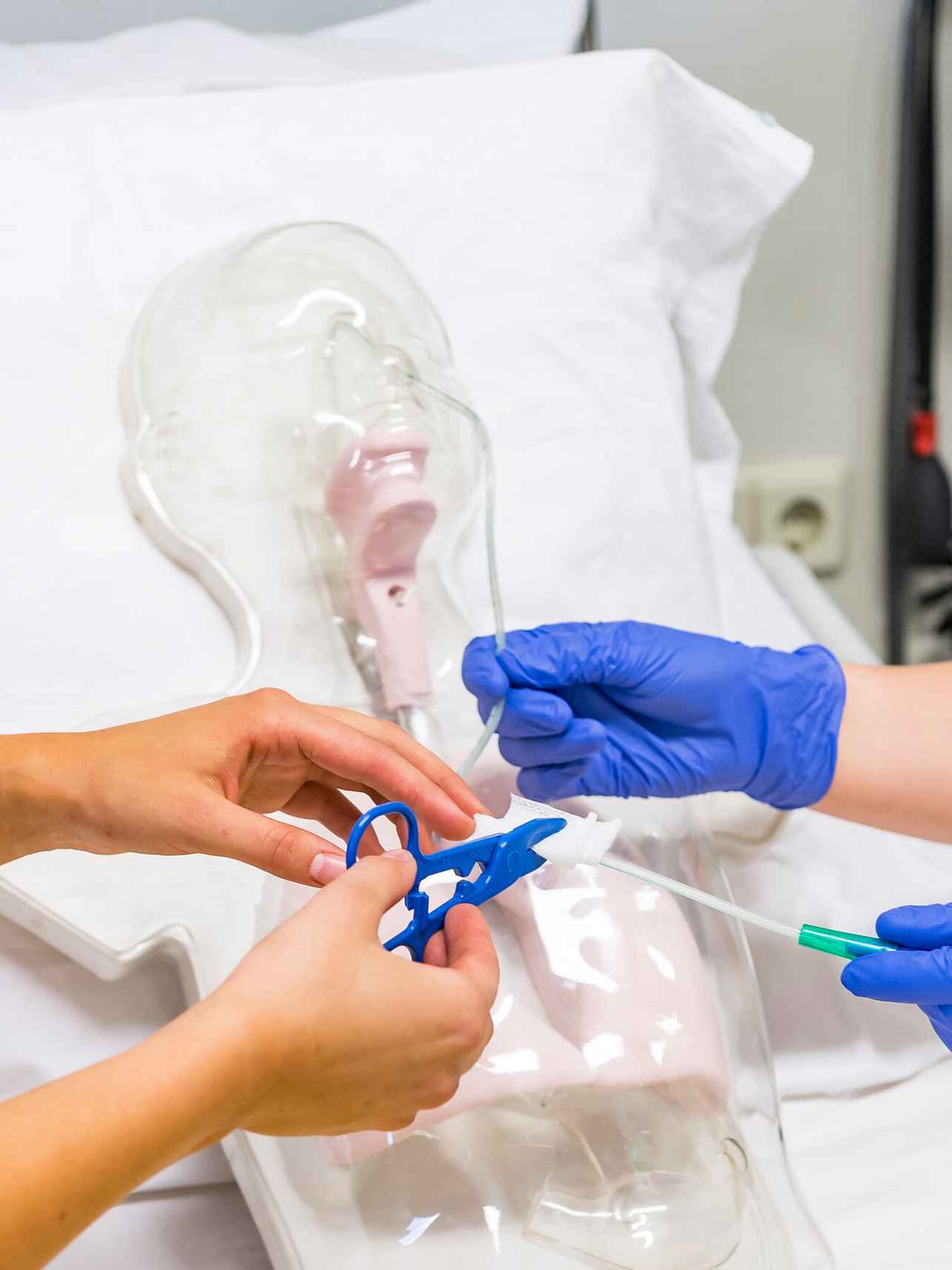 verpleegkundigen oefenen beademingsapparaat bij pop, cursus Evidence Based Practise gevorderd HvA