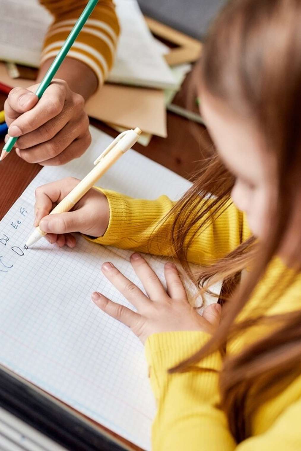 meisje schrijft in schoolschrift hoofletters en kleine letters, writic assessment HvA