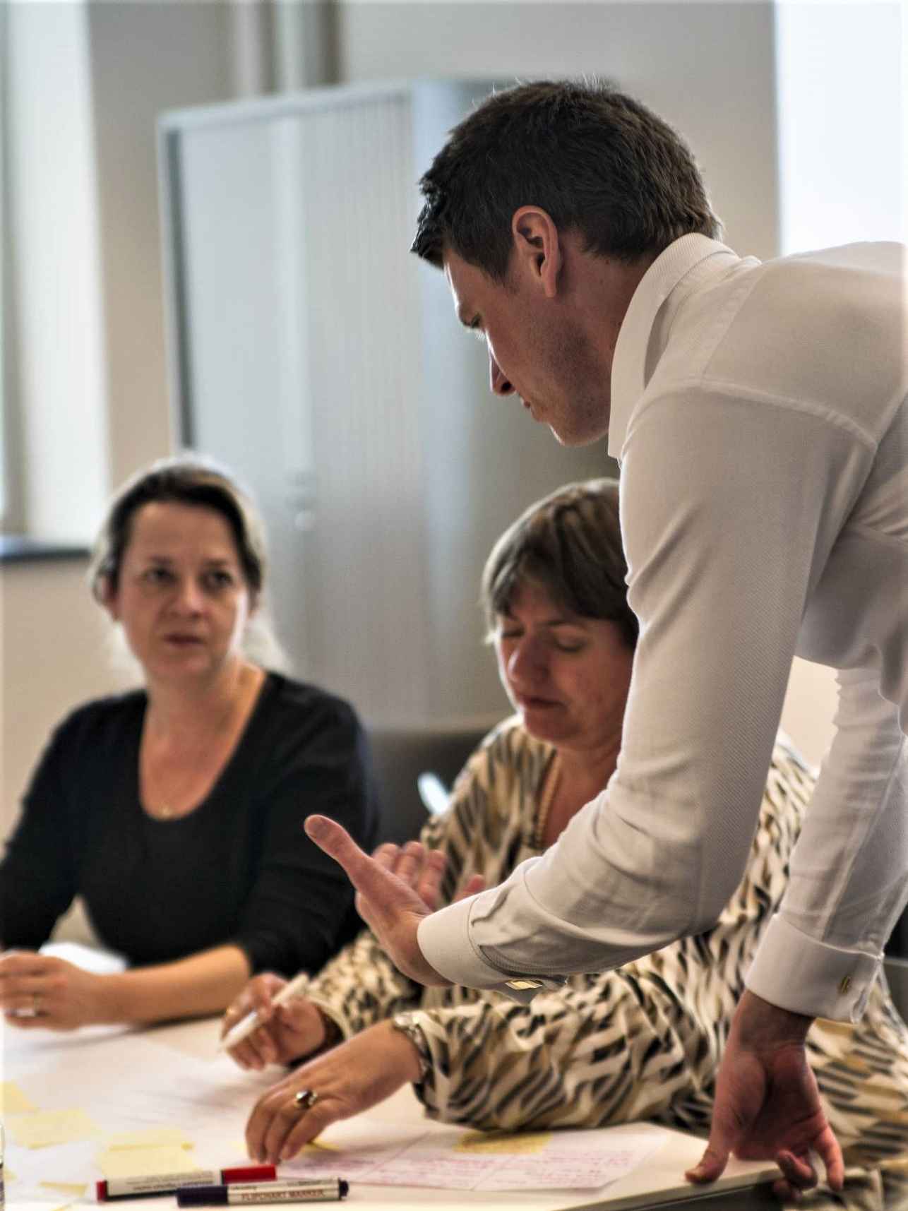 man geeft intervisie aan groep