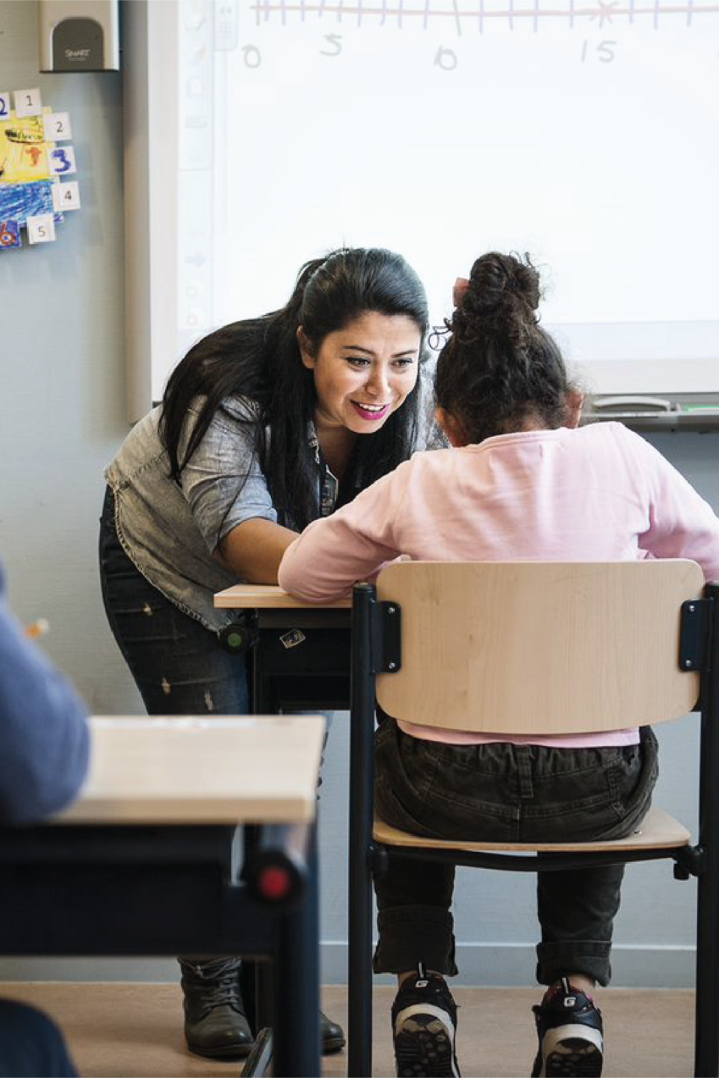 docent tijdens les in klaslokaal
