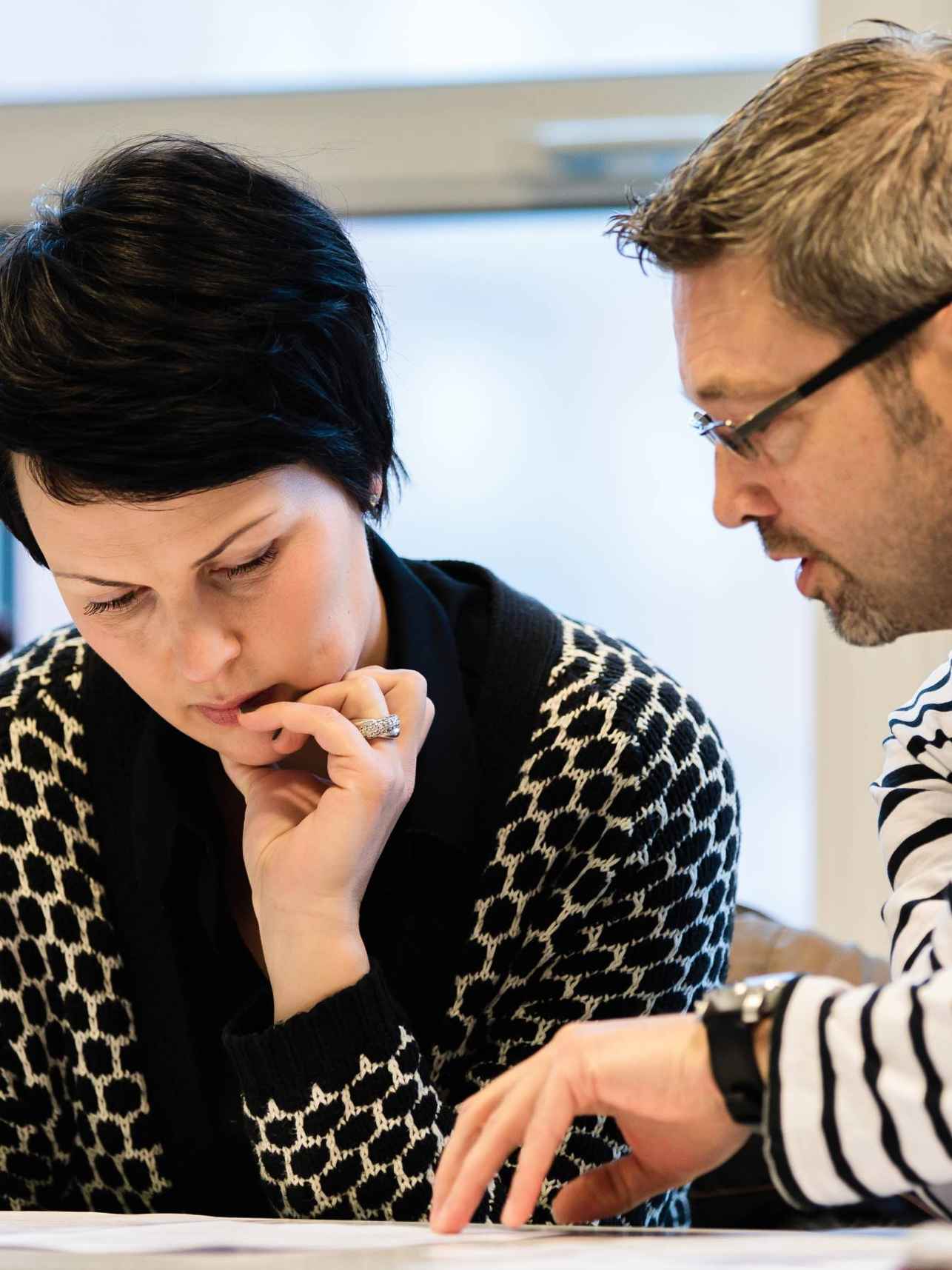 man en vrouw in overleg