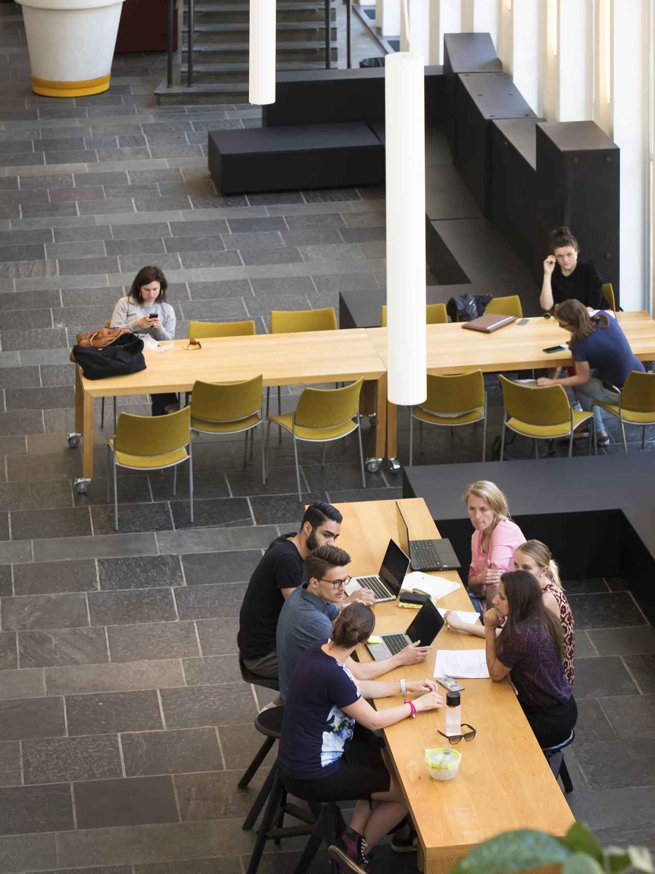 groepje cursisten in de aula