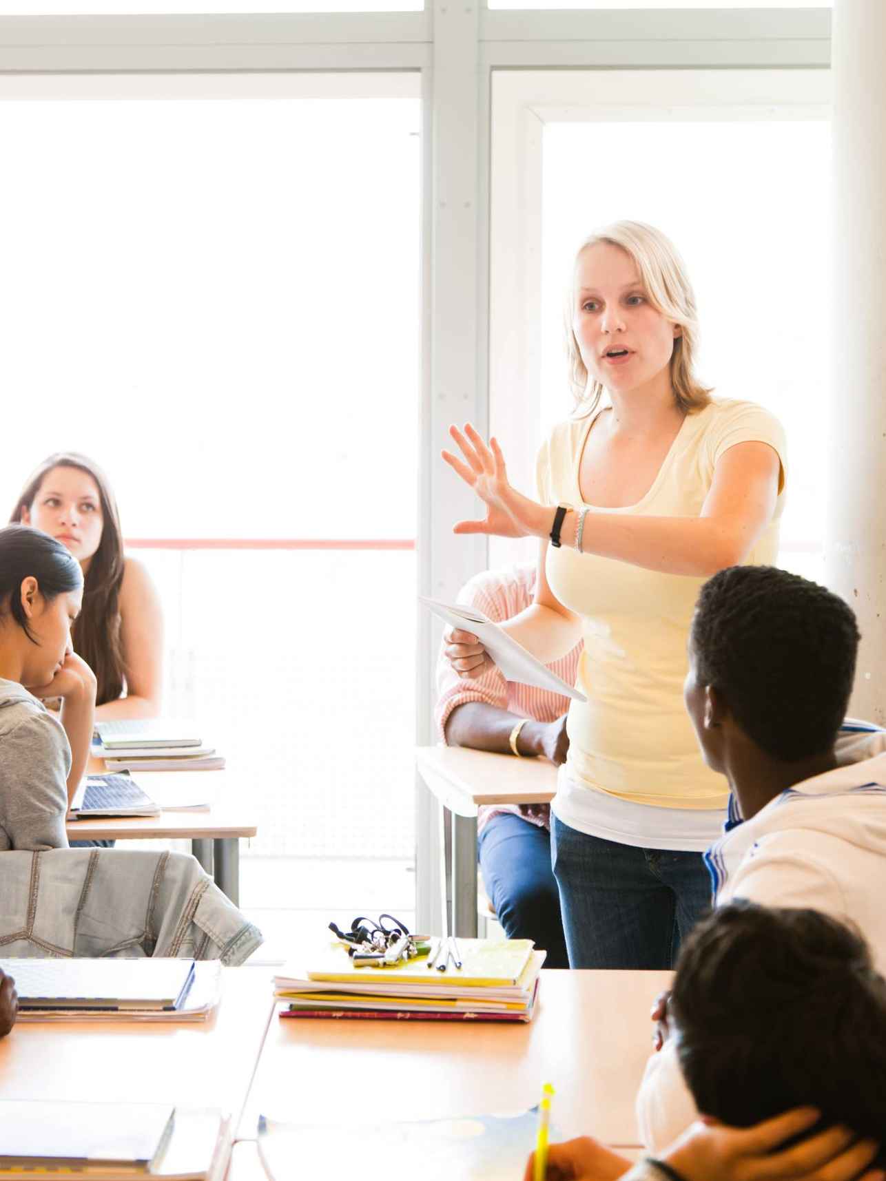 docent geeft les aan groep kinderen