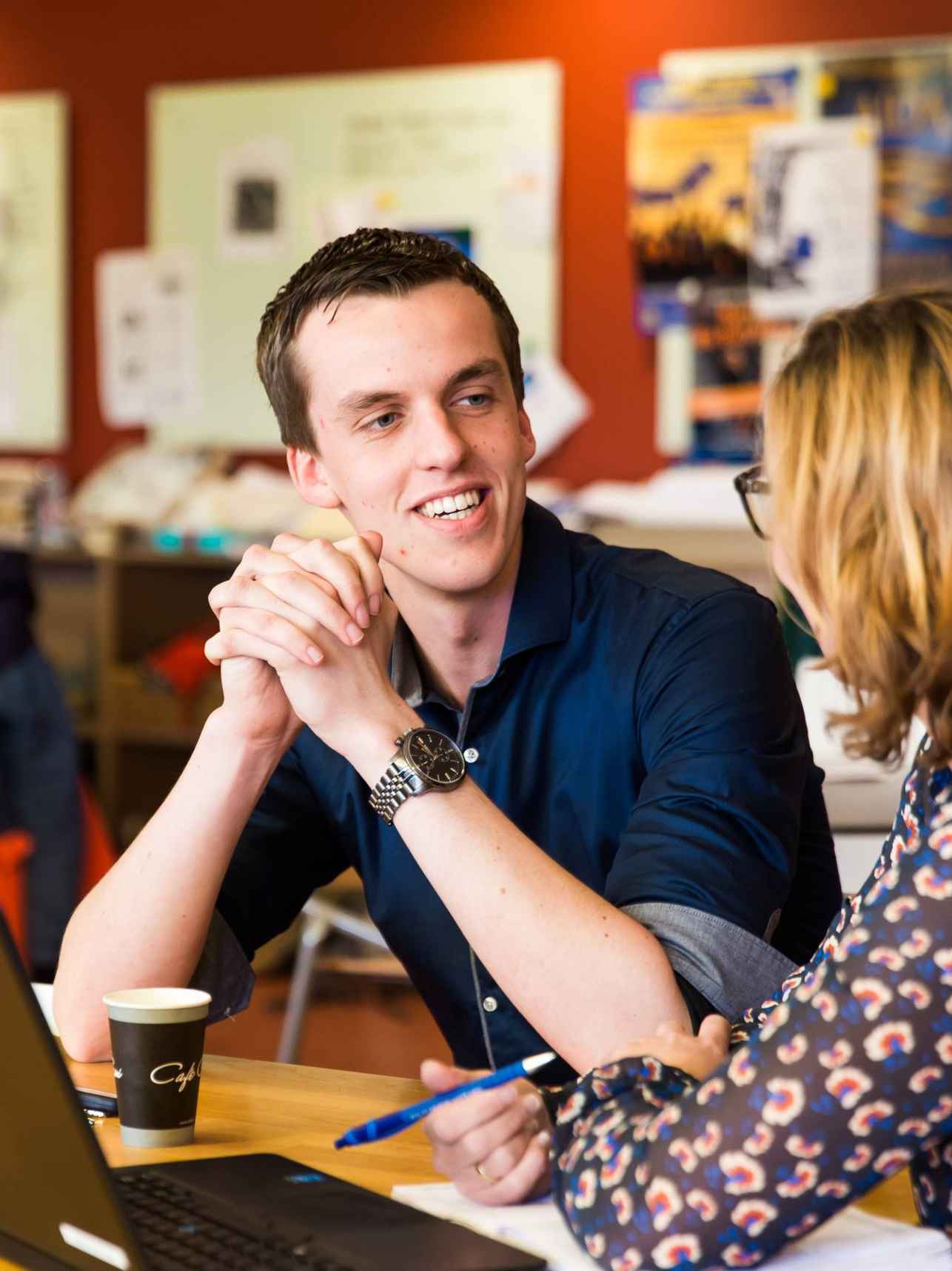 student en docent in gesprek