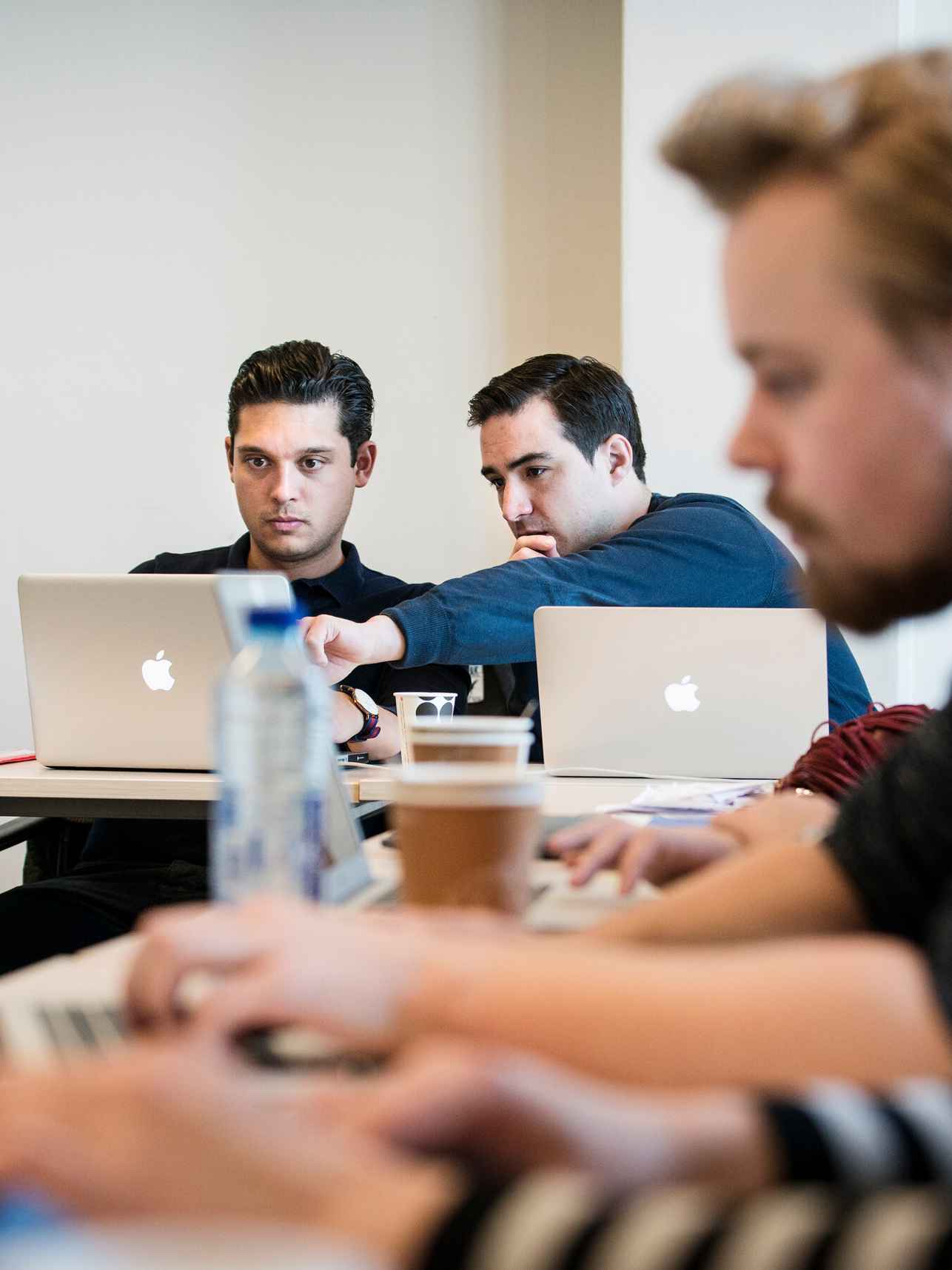 twee cursisten aan het werk achter een laptop