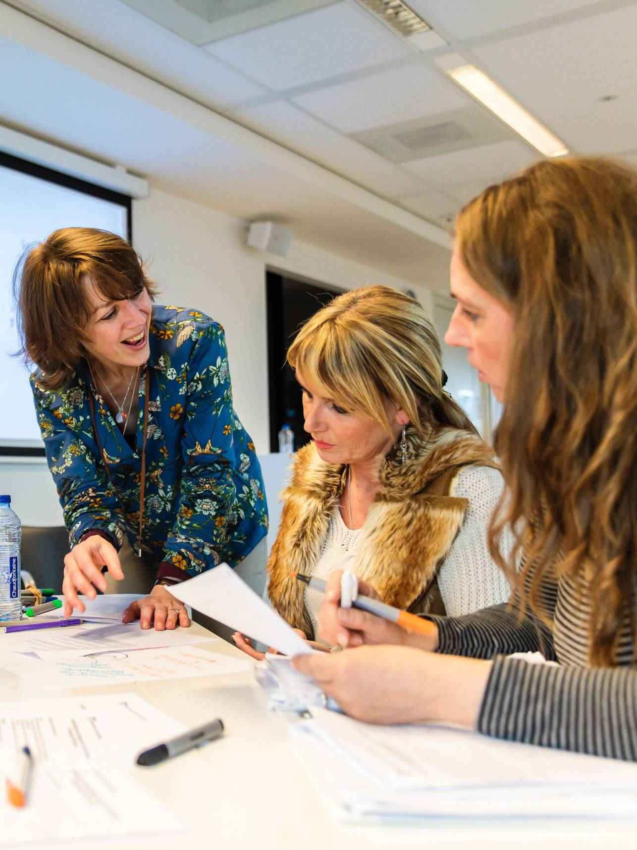 docent geeft les aan twee studenten