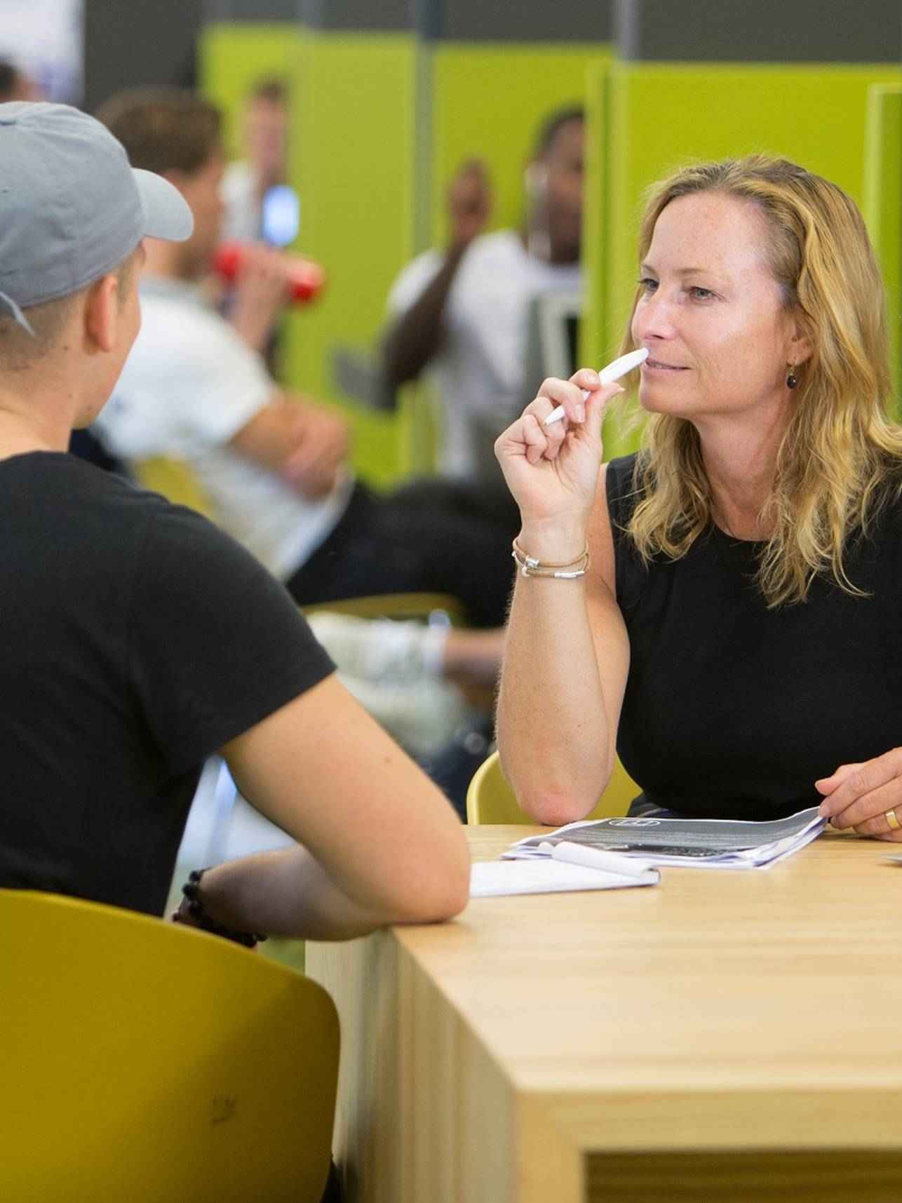 man en vrouw in gesprek aan tafel