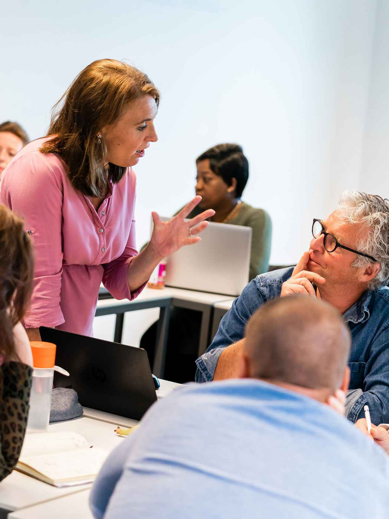 Docent geeft uitleg aan studenten