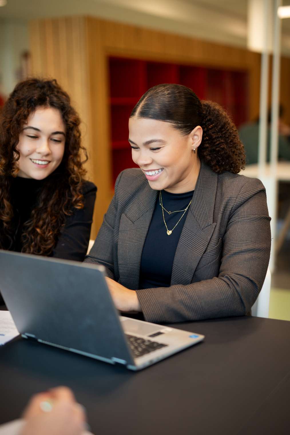 Twee studenten aan het werk.