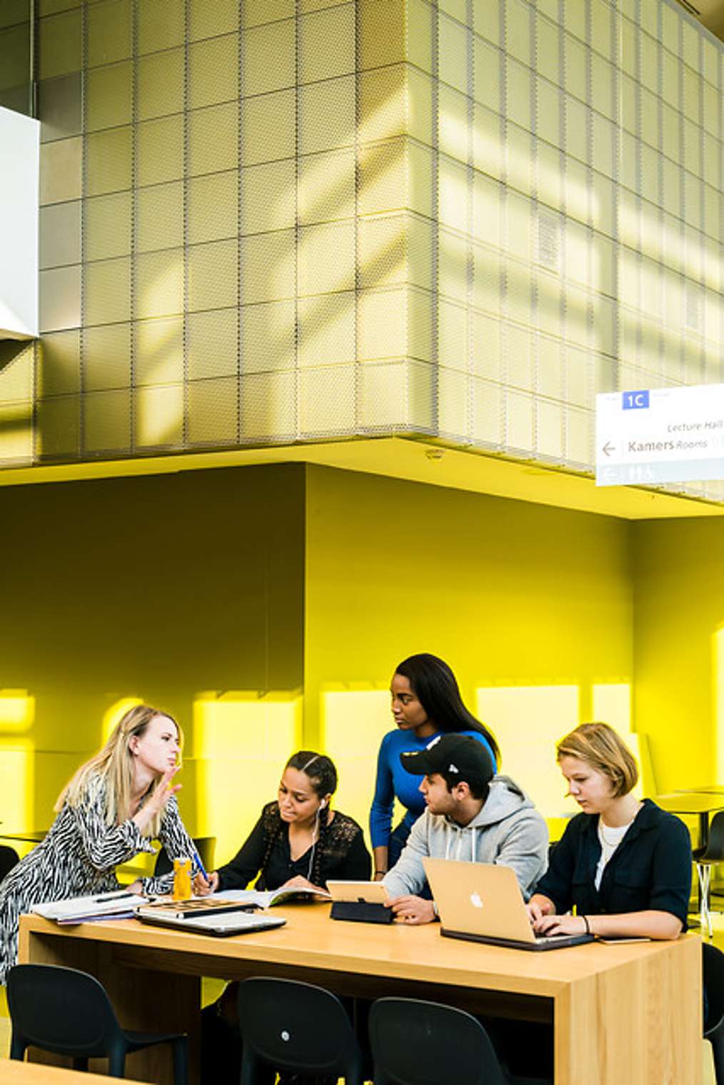 Studenten in het Wibauthuis