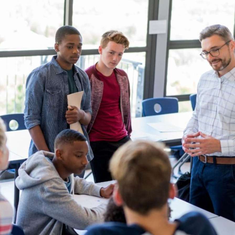 leerlingen en leraar in de klas