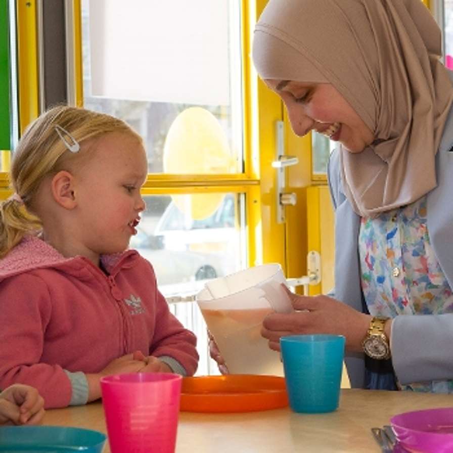 Vrouw met kinderen op een opvang.
