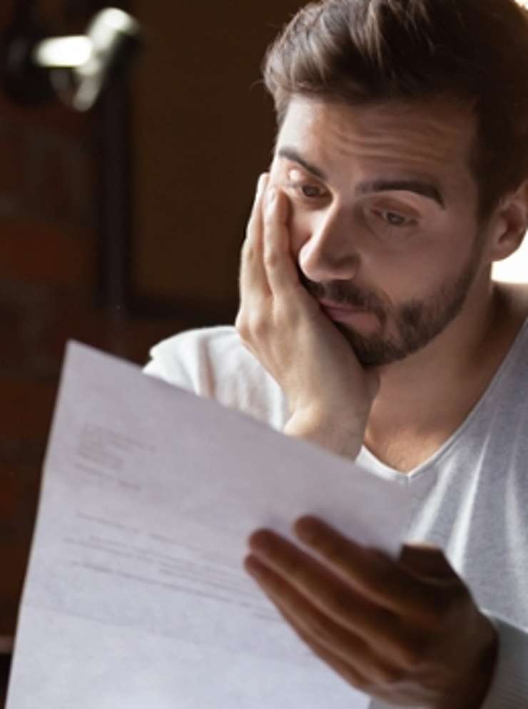Persoon bekijkt een overzicht van zijn schulden.