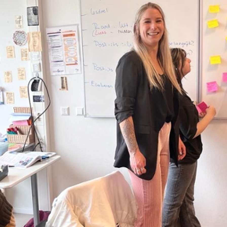 lachende docente in de klas