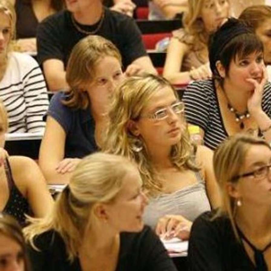 Studenten in collegezaal.