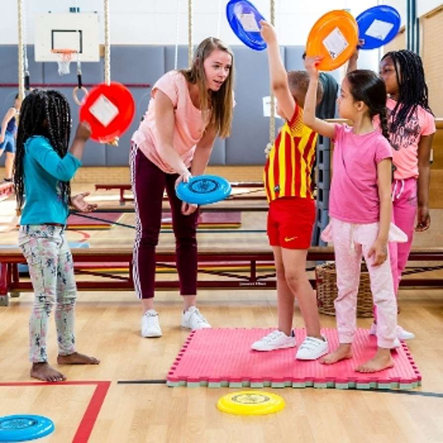 Kleuters aan het sporten.