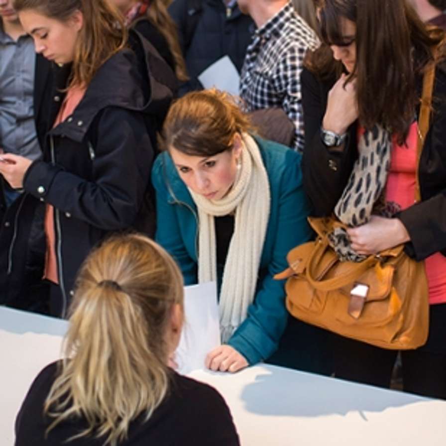Mensen voeren gesprek om een tafel.