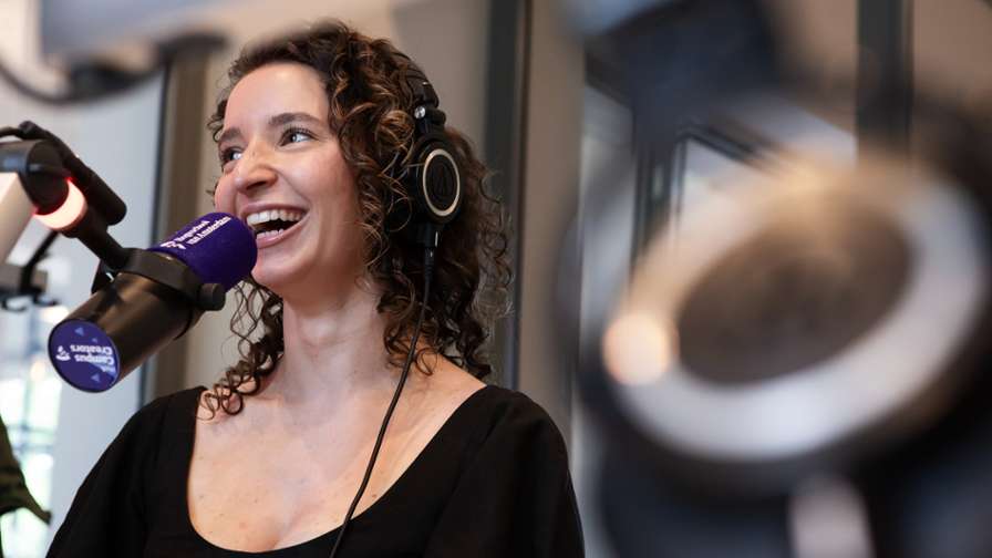 Yael in de podcaststudio