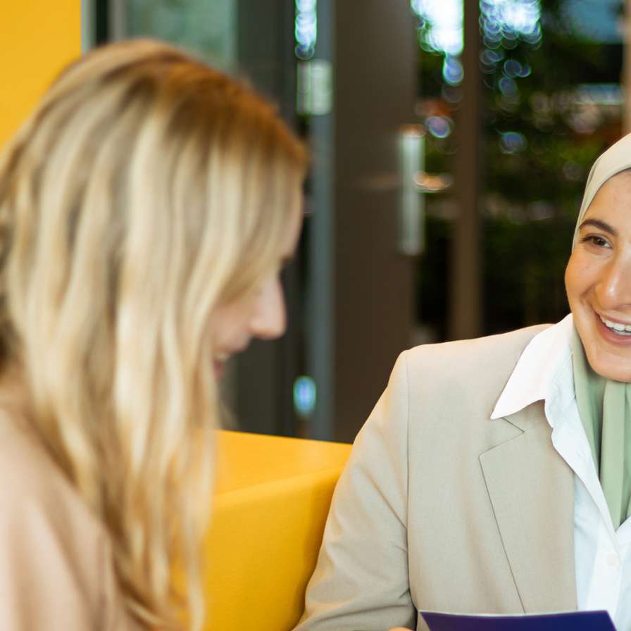 Foto: Imane B’Lyou en Ilse Oldersma van Studentenzaken