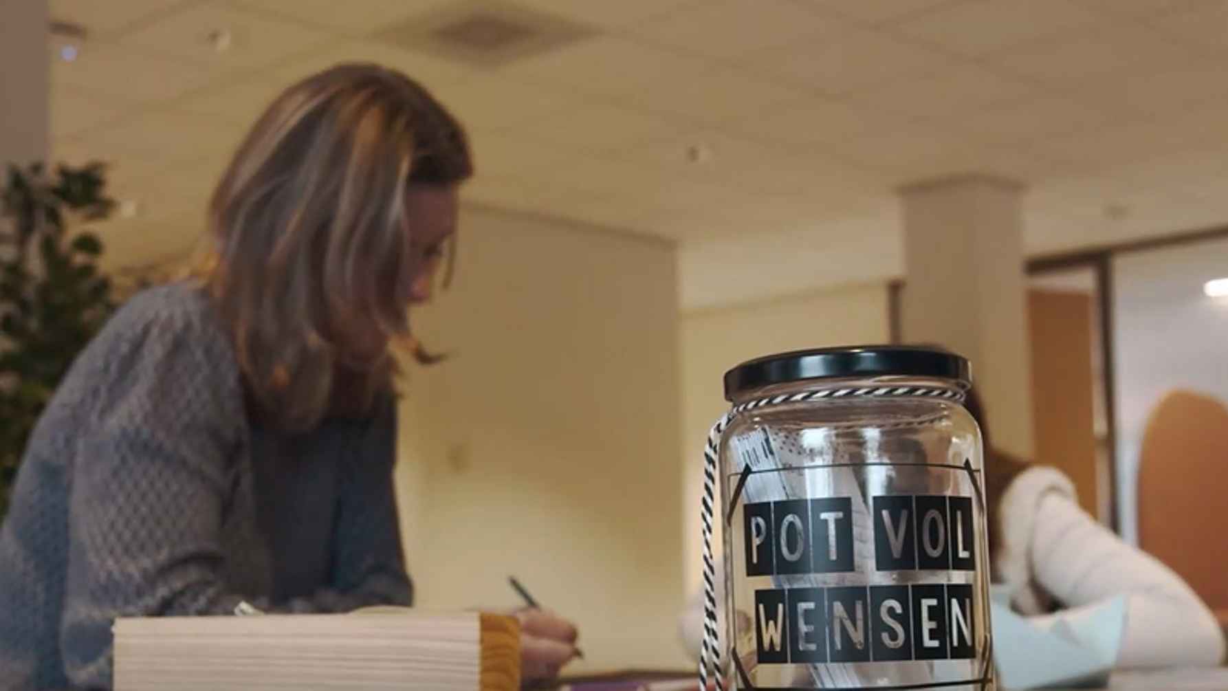 Sociaal werk: Christa van Hall-Passchier deelt haar kennis met kinderen die het nodig hebben.