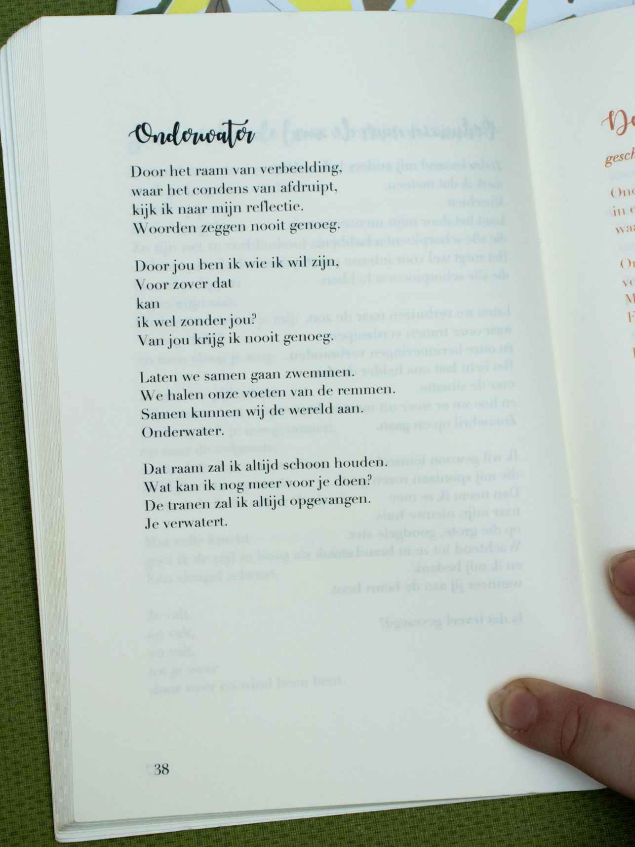 Voorbeeld van het dichtbundel van Lisa, met uitgelicht de pagina met het gedicht 'Onderwater'"