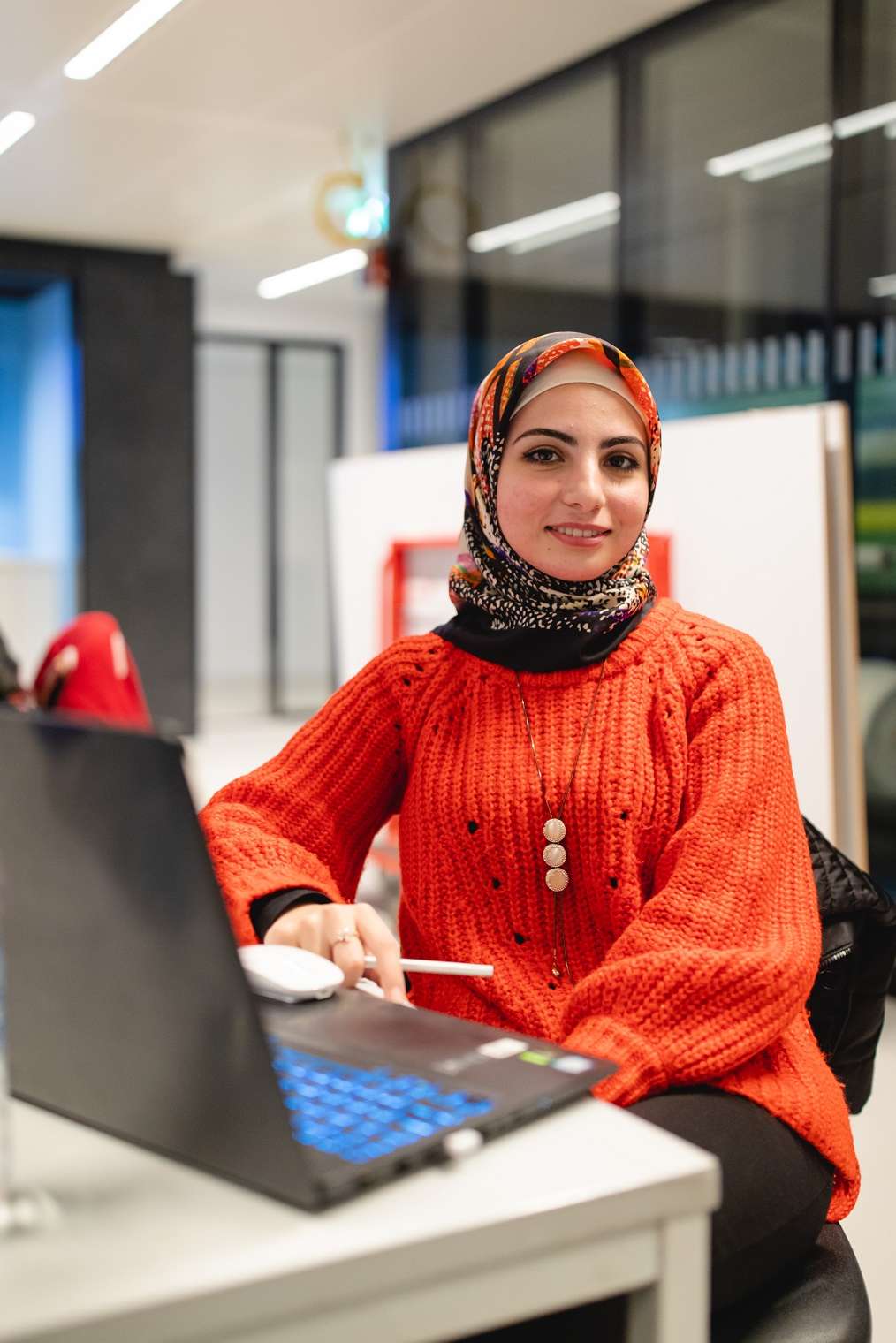 Vrouwelijke student met laptop