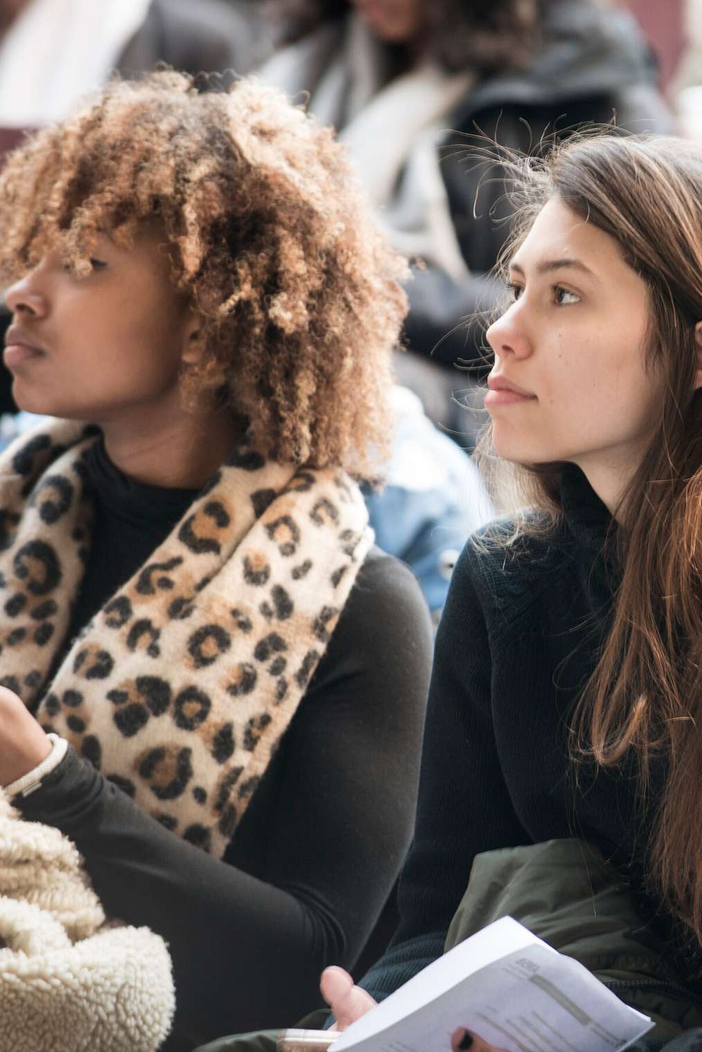 Cursisten letten aandachtig op tijdens college