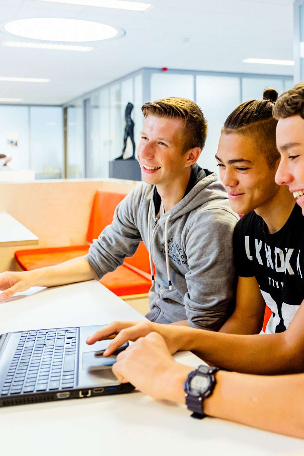 Drie studenten met een laptop