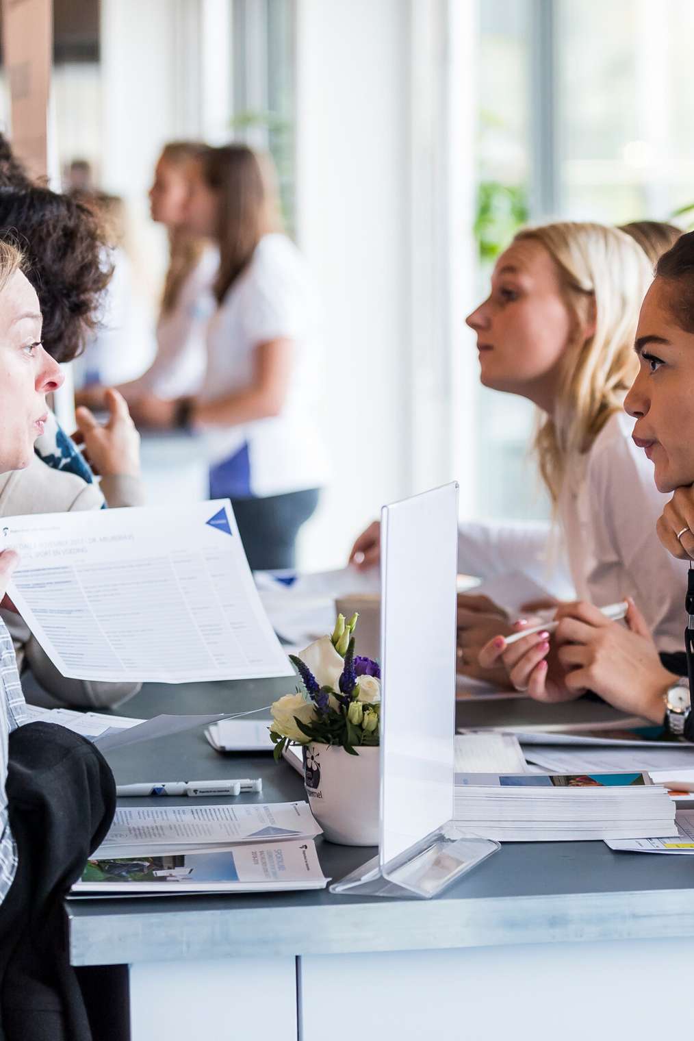 Drie studenten met een laptop