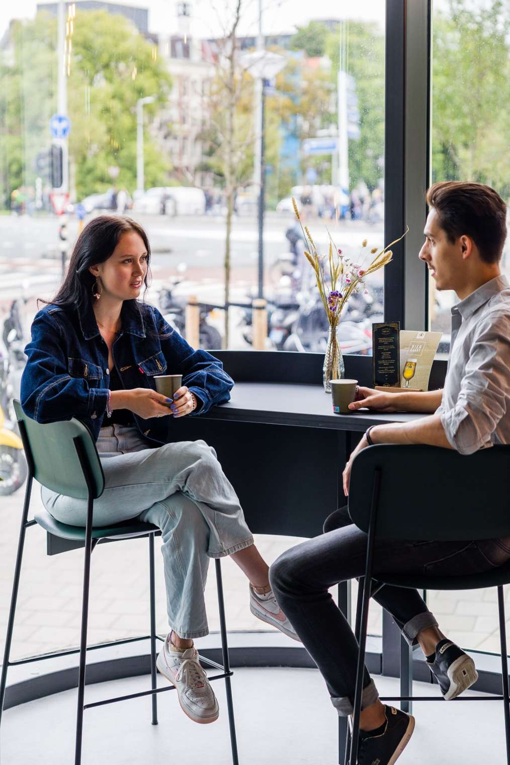 Drie studenten met een laptop