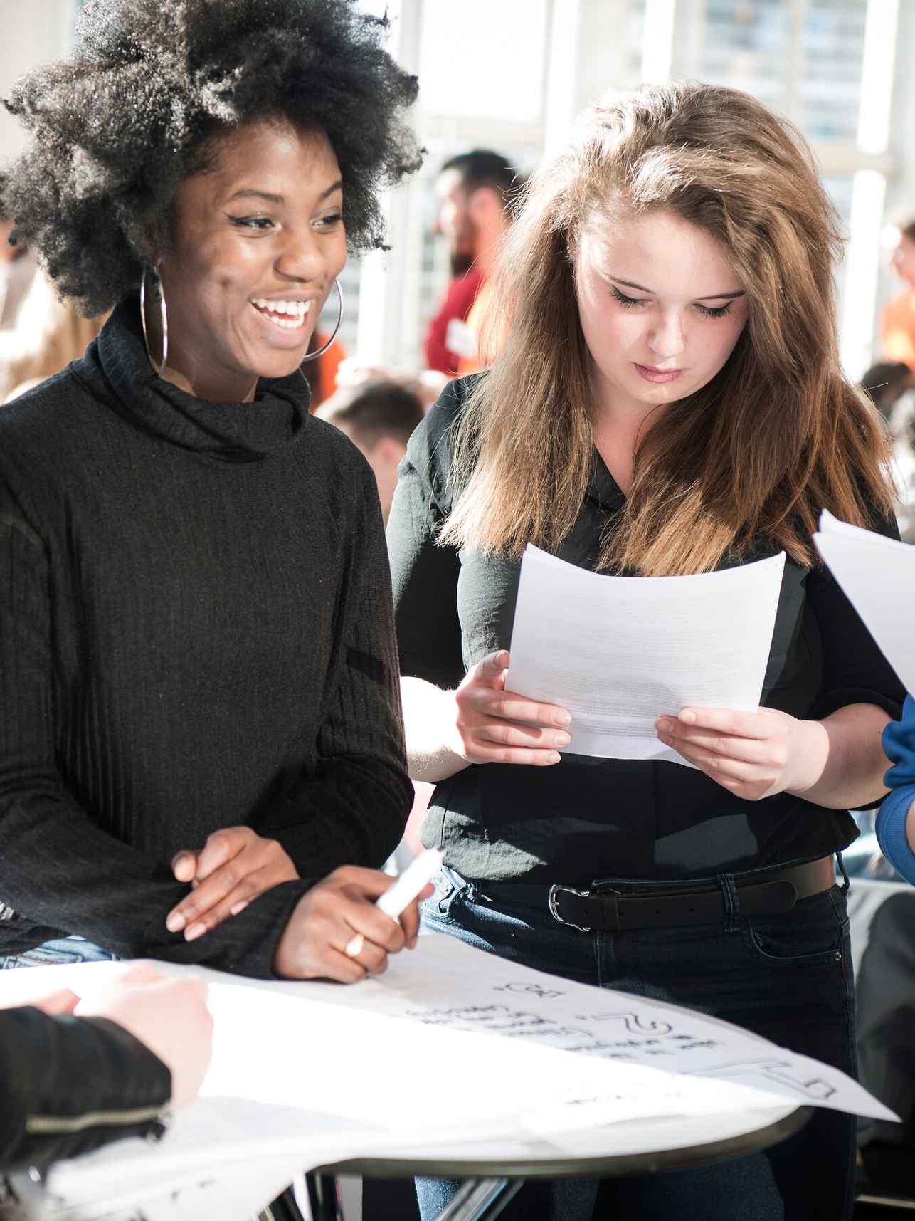 Student legt aan andere studenten uit hoe het werkt tijdens een meeloopdag