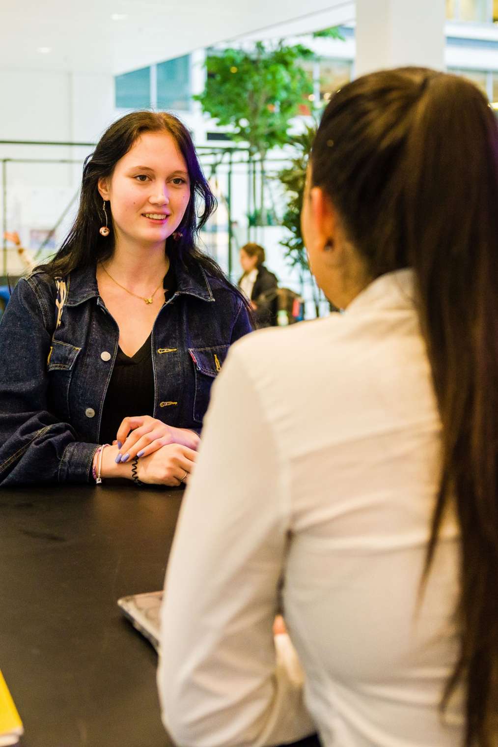 Drie studenten met een laptop