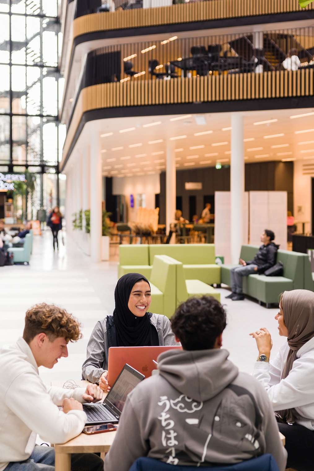 Drie studenten met een laptop