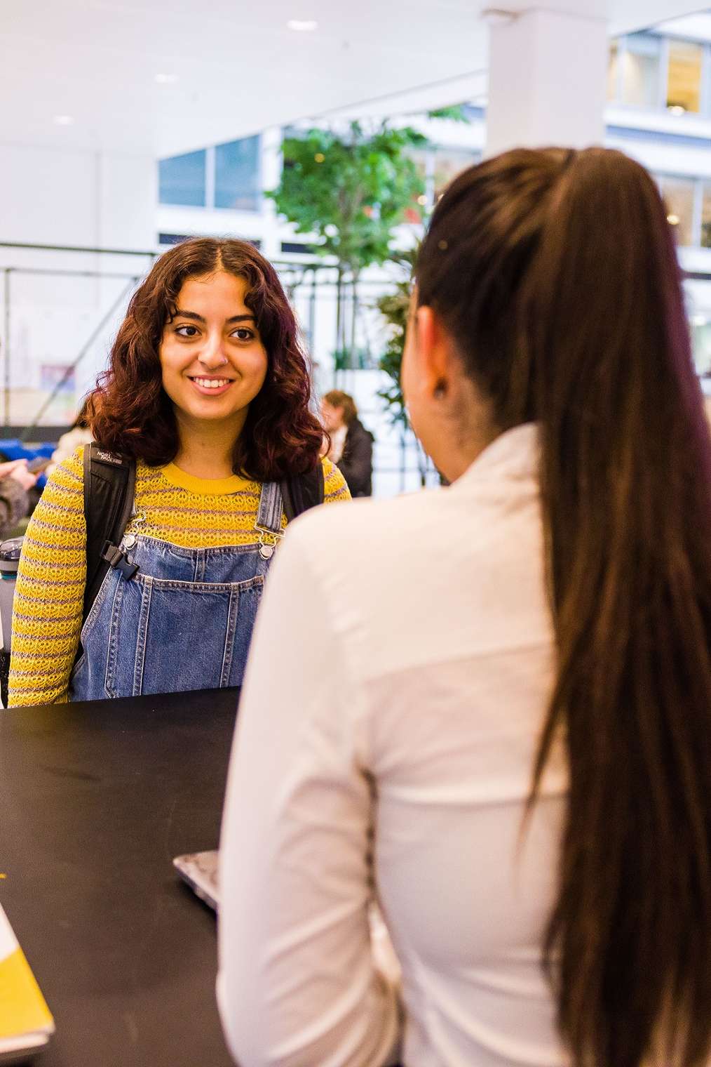 Drie studenten met een laptop