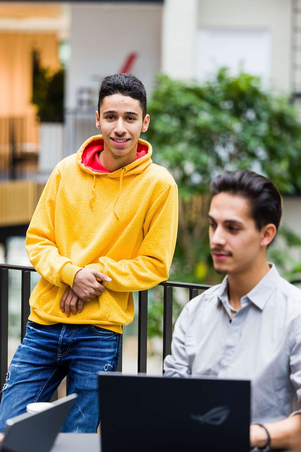 Drie studenten met een laptop