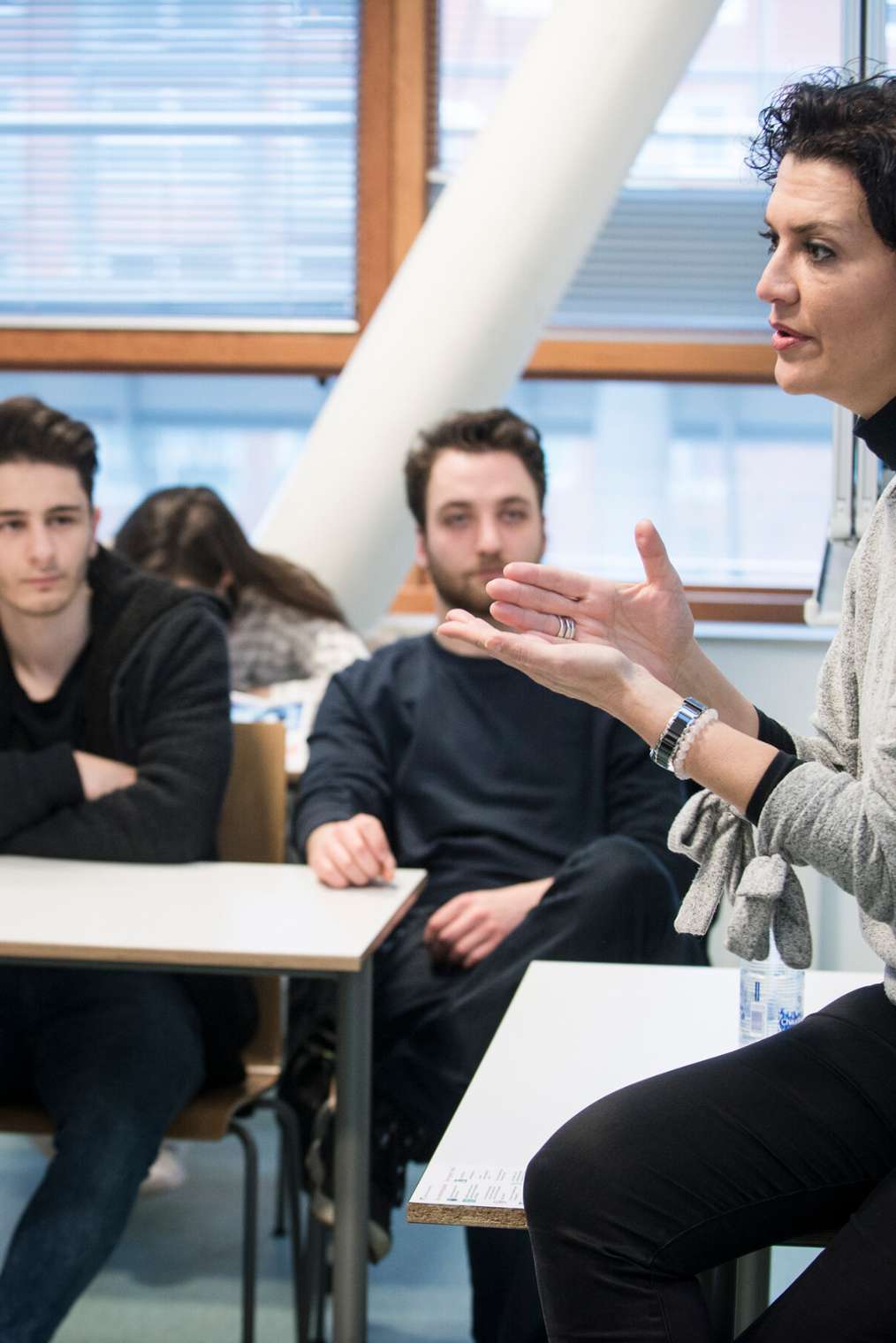 Docent geeft uitleg aan cursisten