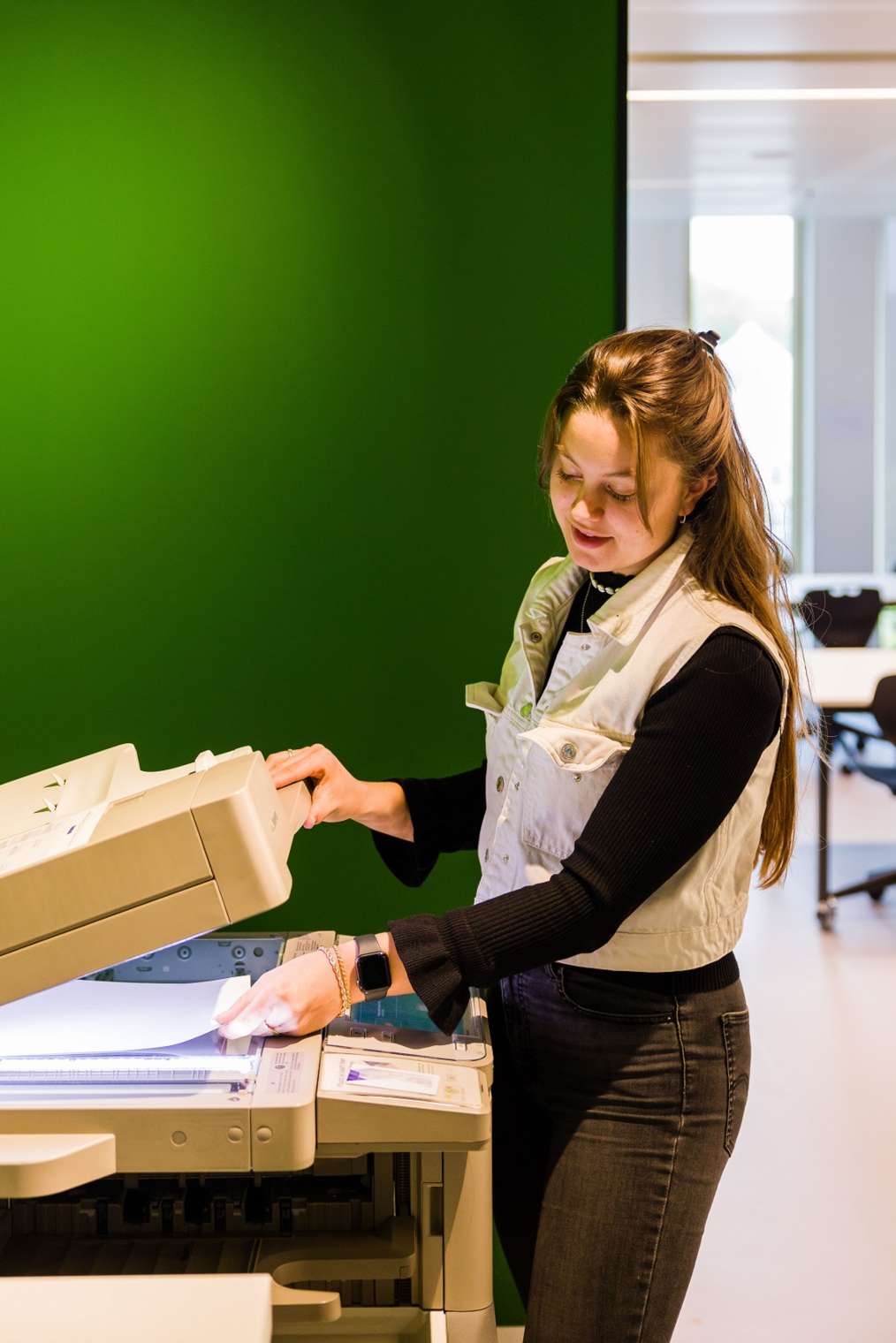 Drie studenten met een laptop