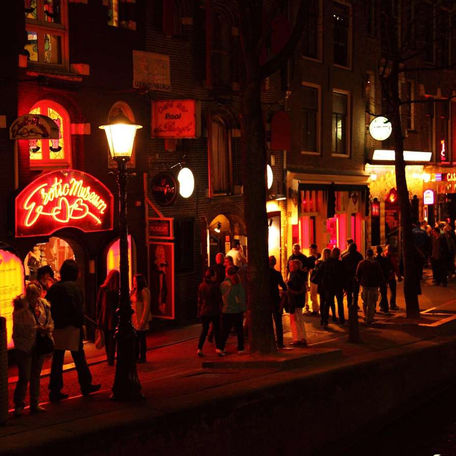 De Amsterdamse Wallen in de avond.