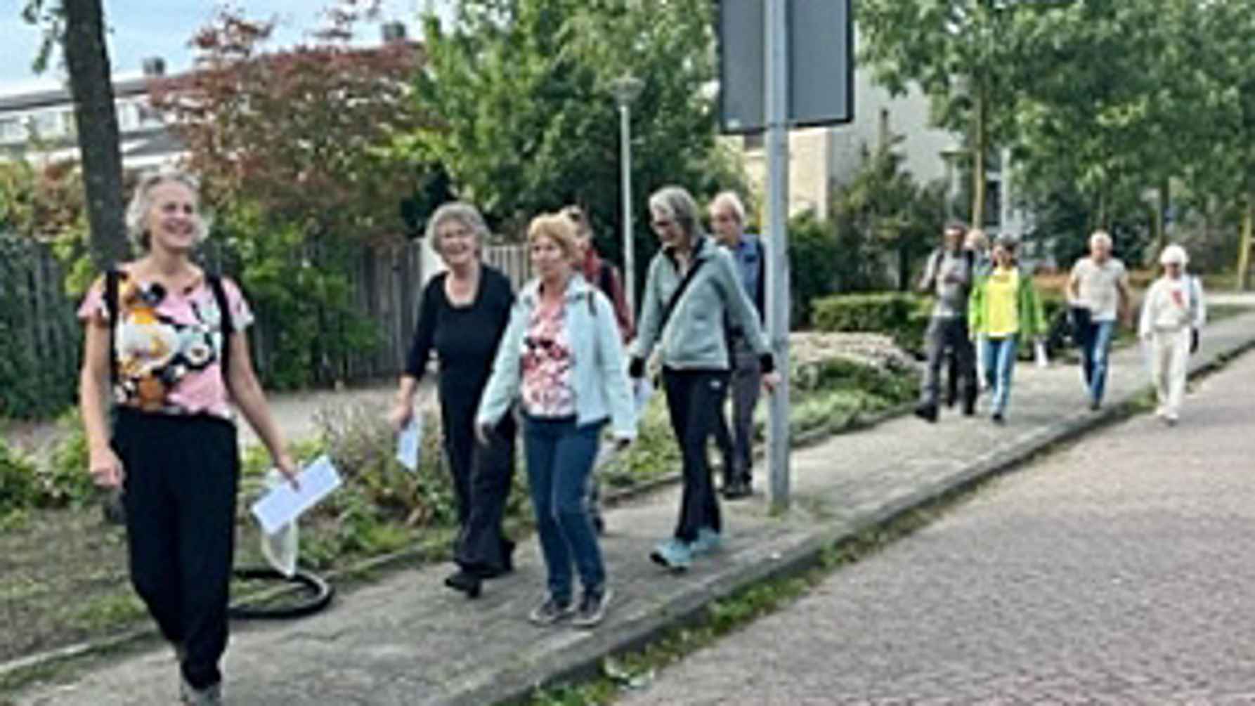 een groep oudere werknemers onderweg naar een activiteit