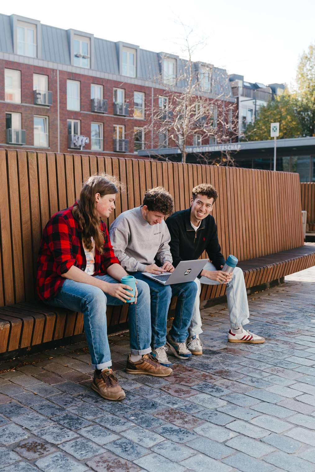 zittende studenten op een bank